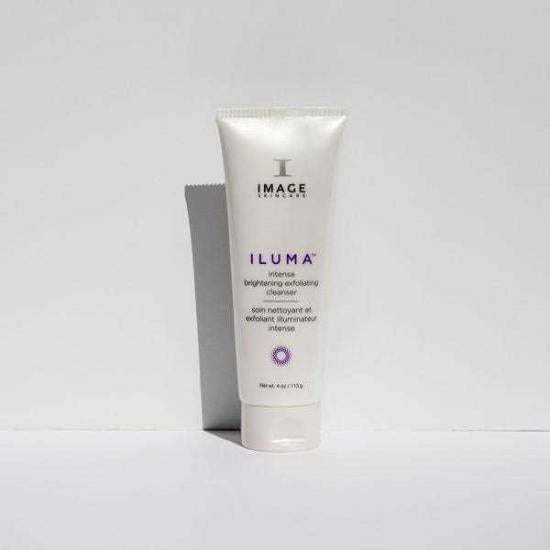 ILUMA Soin Nettoyant & Exfoliant Illuminateur Intense 113g